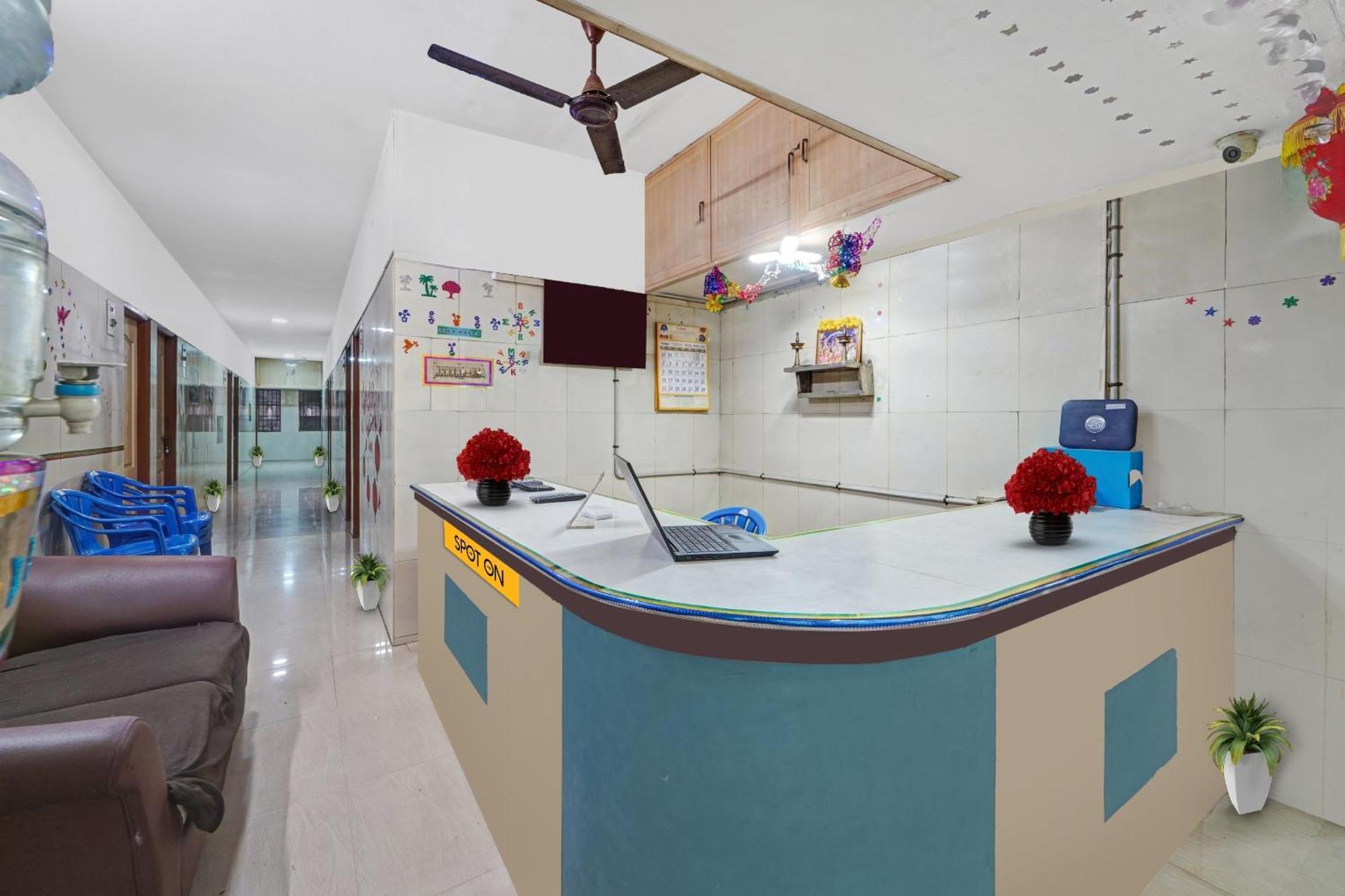 Spot On New Golden Star Guest House Near Thirumangalam Metro Station Madrás Exterior foto